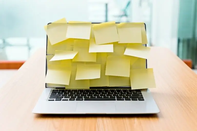 milieu administratie, laptop met post-it's