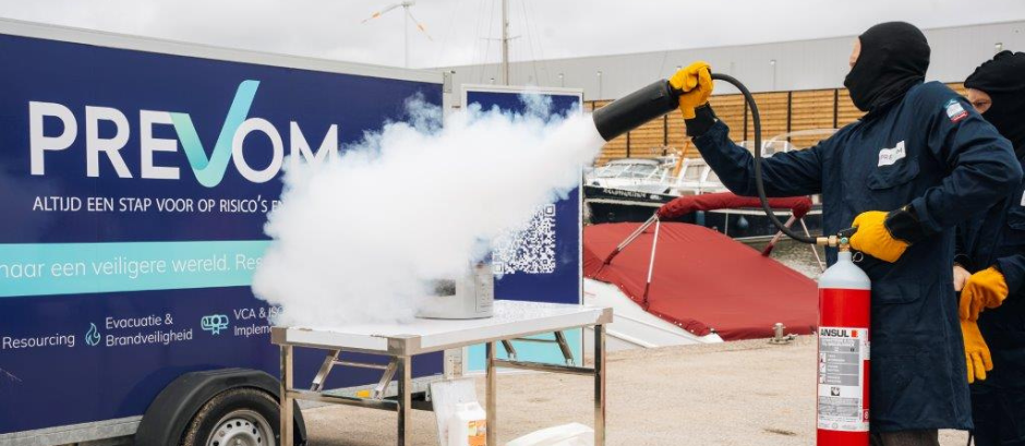 brandwacht opleiding, brandende frietketel blussen, blussen, kleine blusmiddelen, brand, kleine blusmiddelen